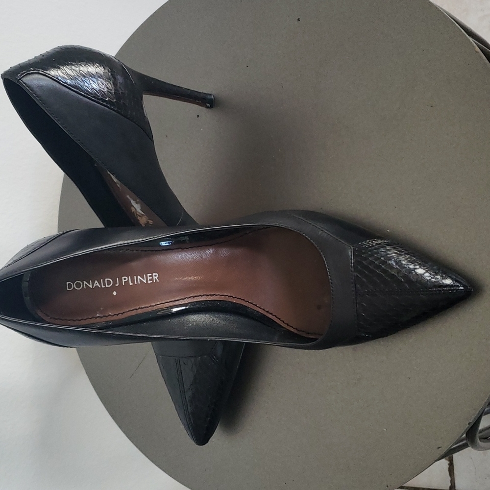 Donald J Pliner,Black Leather heel pumps, Snakeskin print tips